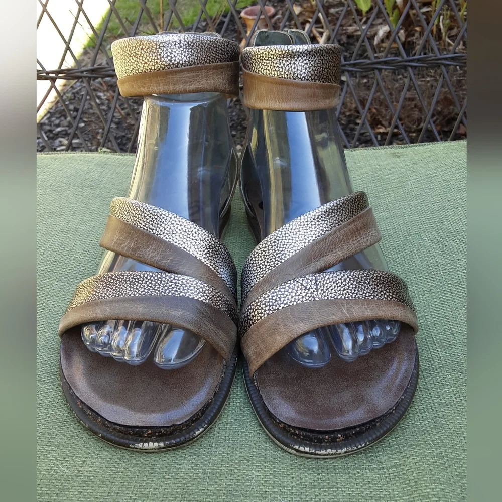 OTBT Souvenir Comfort Leather Metallic Flat Sandal Size 9 M.
